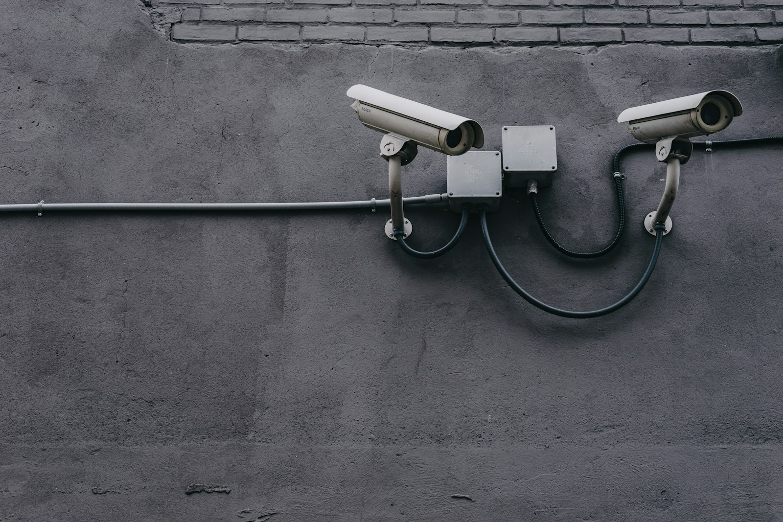 Камери за видеонаблюдение монтирани на стена с CCTV окабеляване