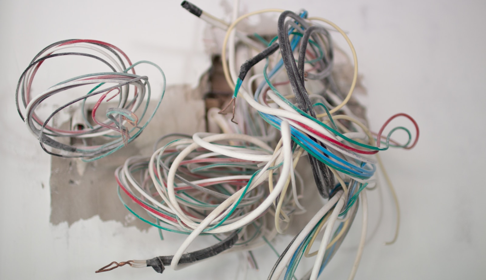 Различни видове кабели и проводници — NYM, NYY, ШВПС, Cat6, RG-6 от каталога на ElectroBoys